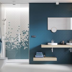Trend łazienkowy: kolor w łazience; łączenie faktur i wzorów. Fot. Materiały prasowe Cersanit