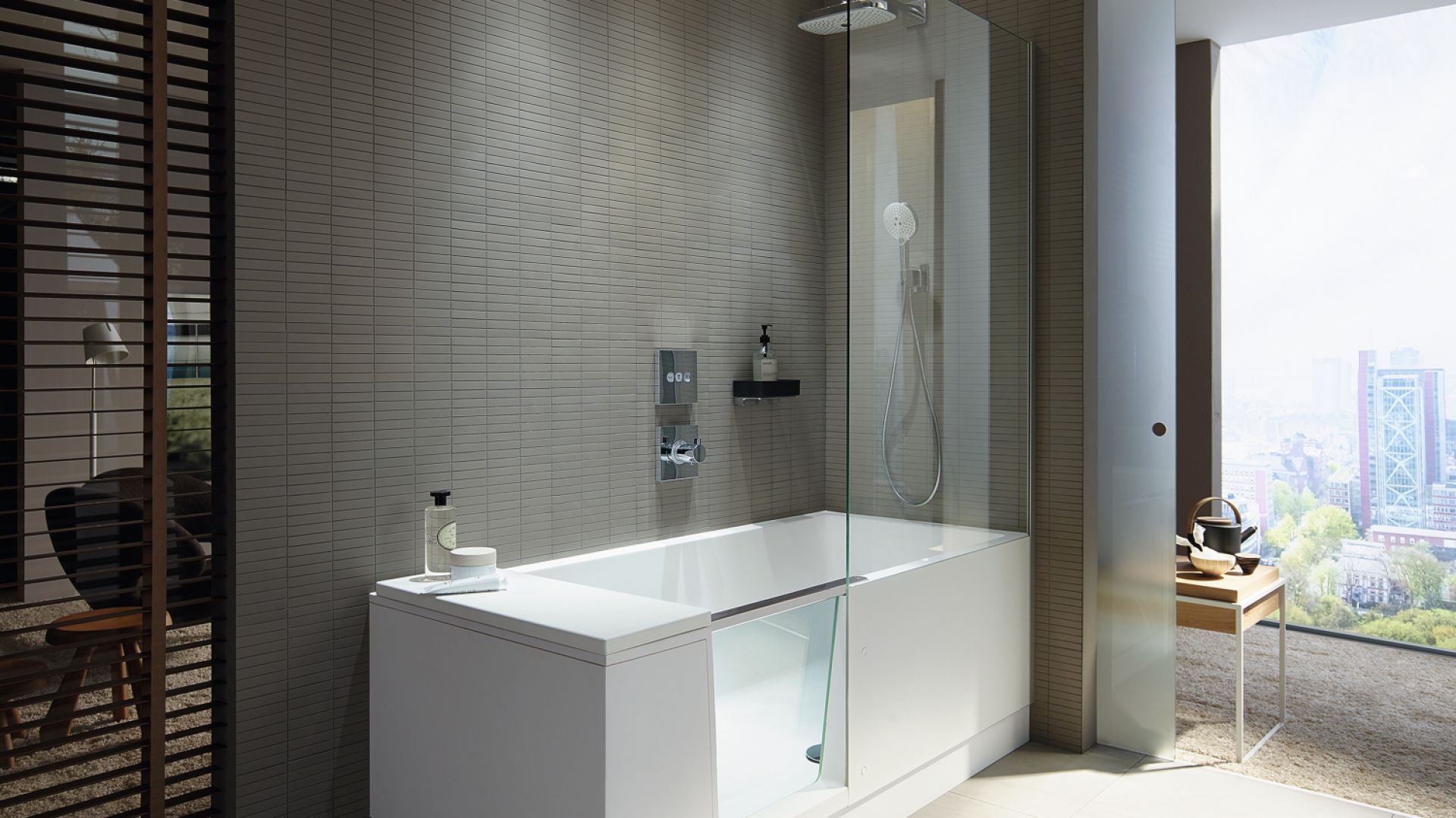 Wanna Shower+Bath marki Duravit z drzwiczkami i parawanem. Fot. Duravit