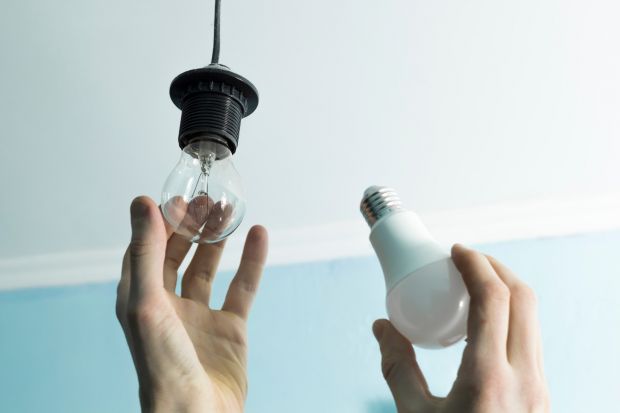 Oświetlenie LED jest coraz chętniej stosowanym w aranżacji łazienek. Wciąż jednak natknąć się można na wiele mitów z nim związanych. Dziś je obalamy!