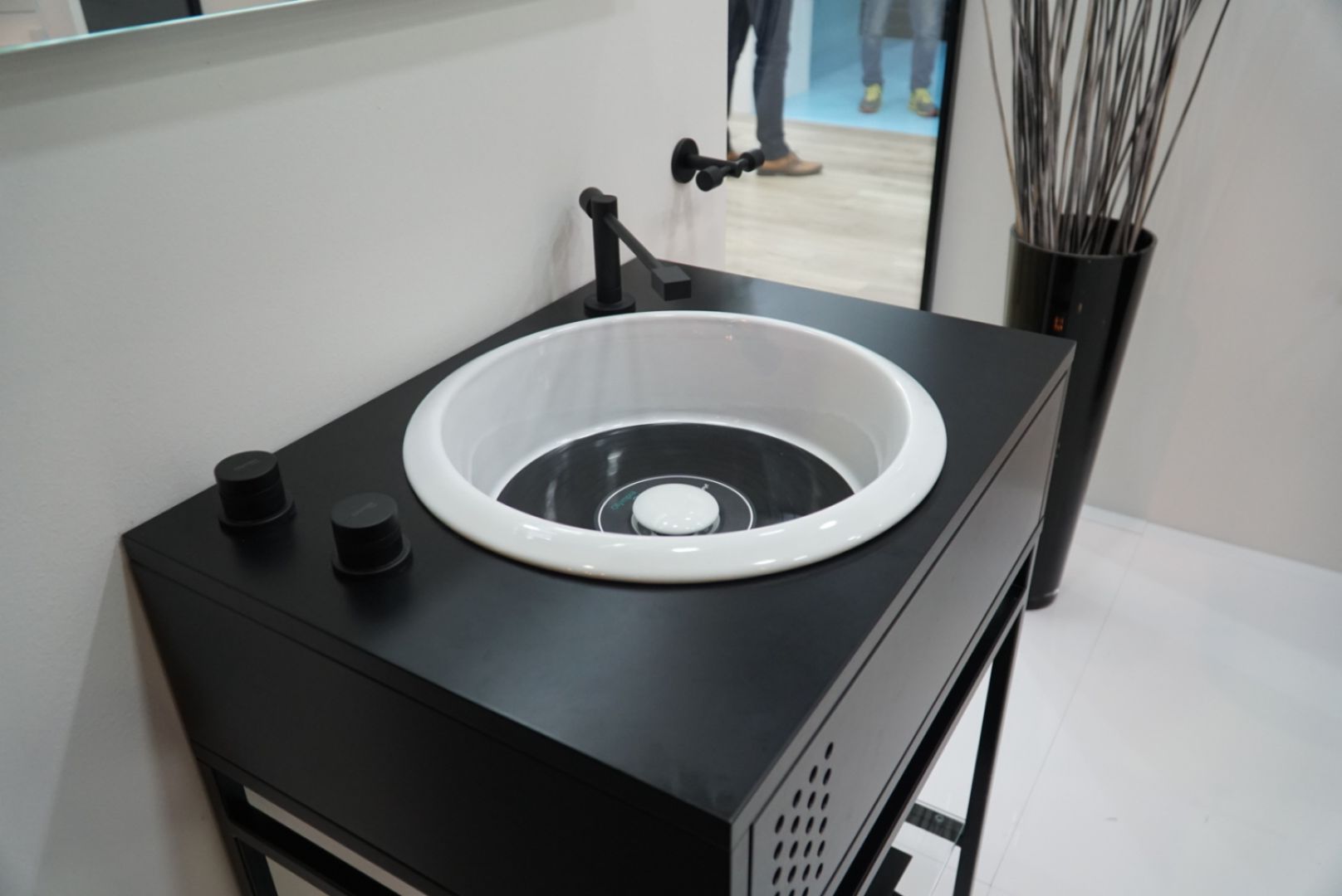 Trendy z ISH. Niezwykła umywalka Vinyl marki Olympia Ceramica. Fot. Anna Sołomiewicz