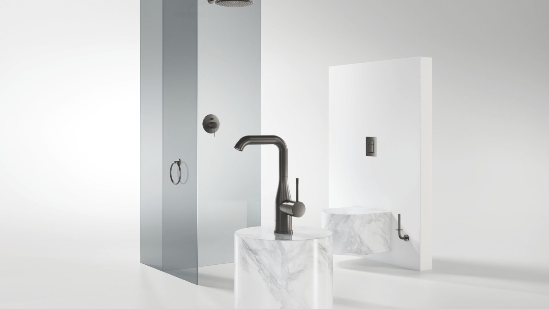 Baterie łazienkowe z serii Essence w wykończeniu szczotkowany Hard Graphite marki Grohe. Fot. Grohe