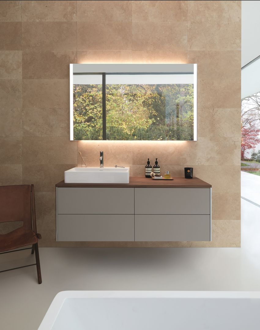 Oświetlenie w lustrze z serii XSquare zapewnia jasność co najmniej 300 luksów. Fot. Duravit