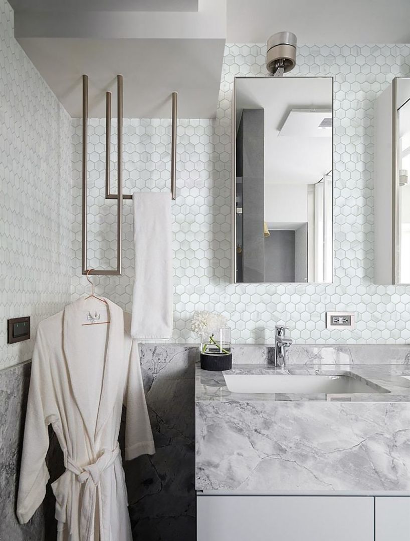 Heksagonalna mozaika z kolekcji płytek jak marmur Marble Collection. Fot. Raw Decor