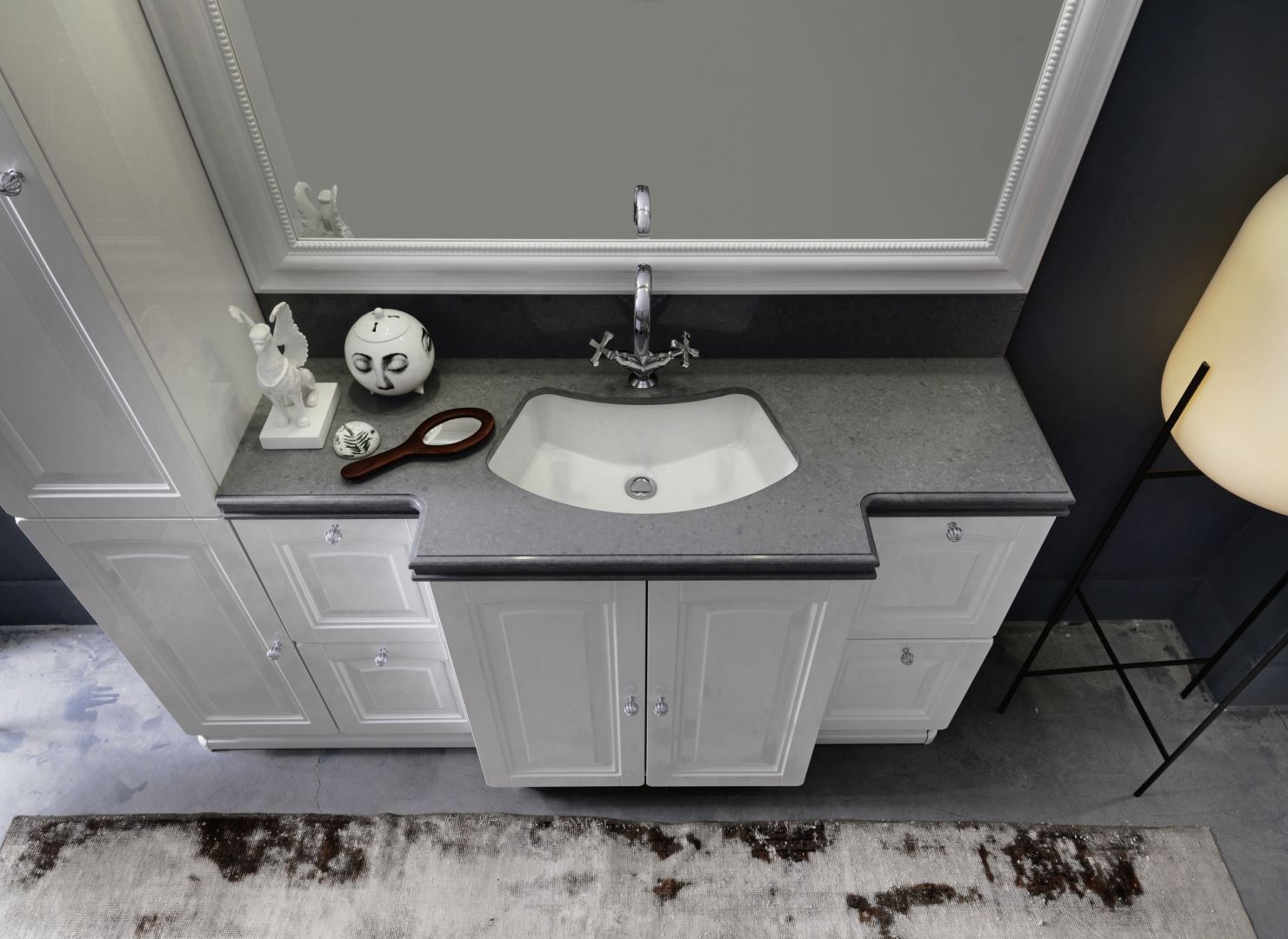 Aranżacja salonu kąpielowego z konglomeratem kwarcytowym TechniStone® Noble Desiree Grey. Fot. TechniStone