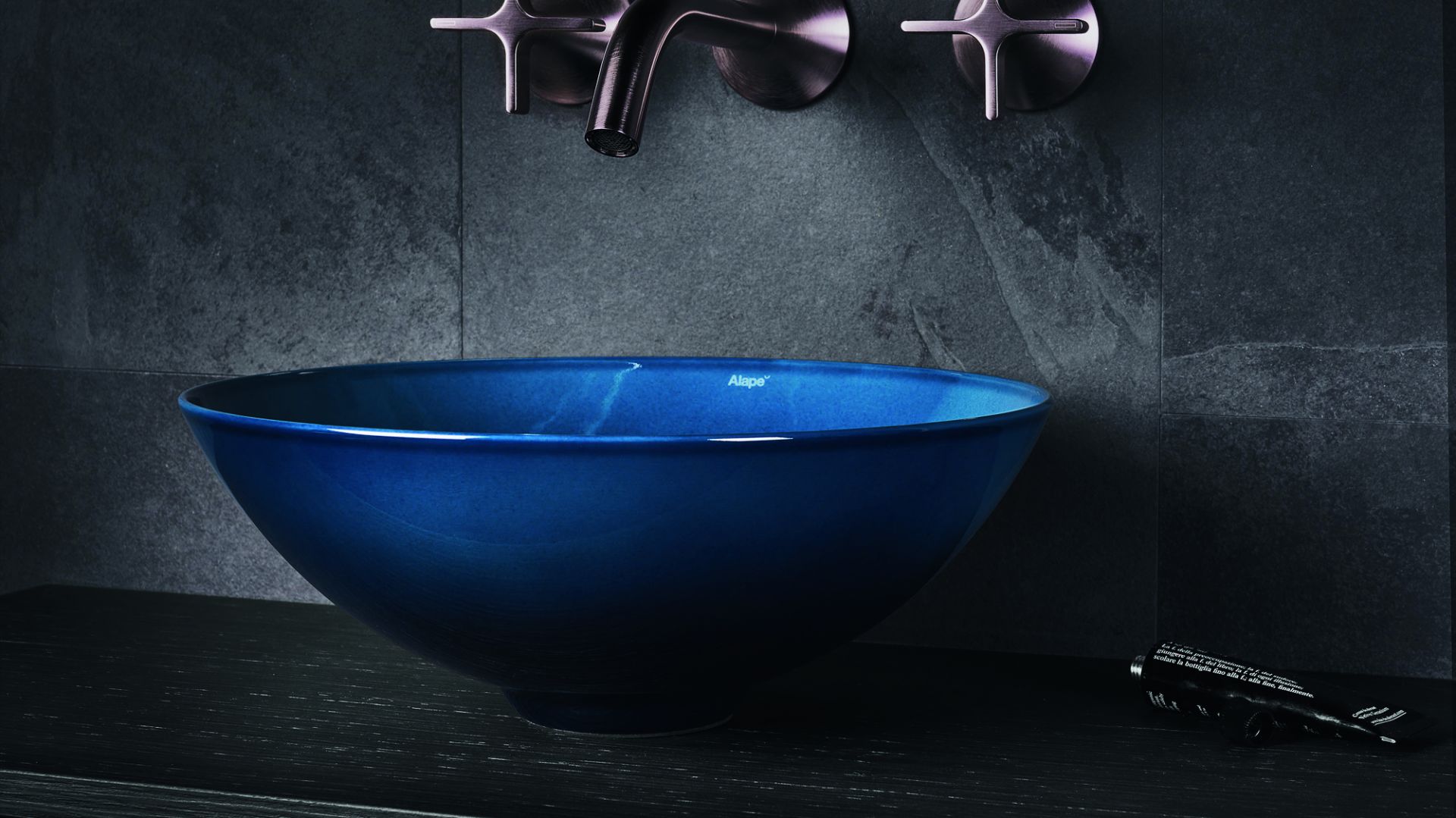 Kolorowa umywalka w wykończeniu Aqua Deep Blue marki Alape. Fot. Alape
