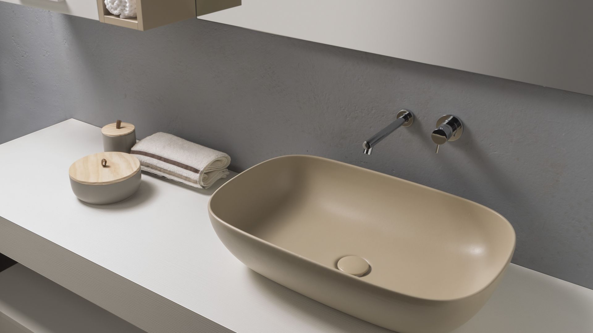 Kolorowa umywalka T-Edge w wykończeniu z palety Bagno di Colore marki Ceramica Globo. Fot. Ceramica Globo