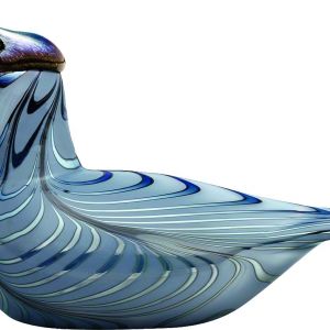 Figurkę Annual Bird 2019 marki Iittala zdobi prążkowany wzór w odcieniach srebrzystej szarości i błękitu. Dostępna na Fabrykaform.pl Fot. Iittala