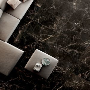 Czarne płytki jak marmur z kolekcji Anima Select marki Caesar Ceramiche. Fot. Caesar Ceramiche