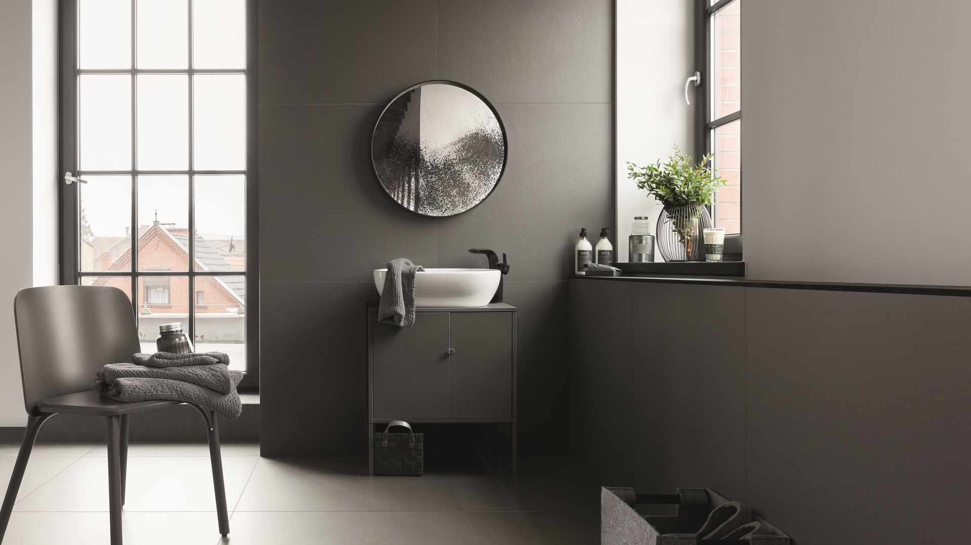 Ciemne płytki ceramiczne z kolekcji Industrio Graphite marki Monolith. Fot. Tubądzin