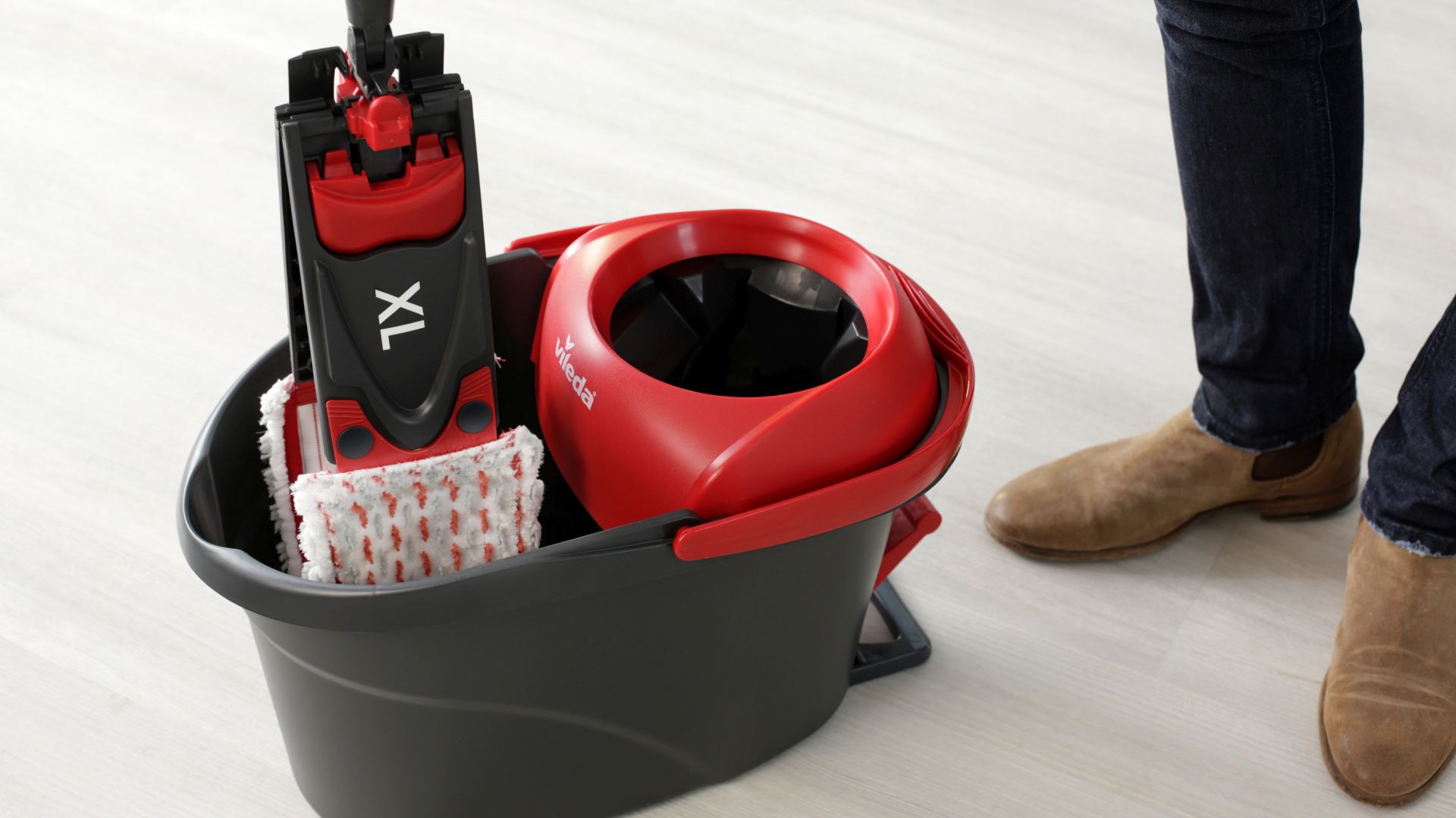 W przeciwieństwie do zwykłego mopa, Ultramat Turbo ma teraz rozmiar XL i zapewnia 25% więcej kontaktu z podłogą. Dzięki temu czyszczenie jest bardzo wydajne. Fot. Vileda