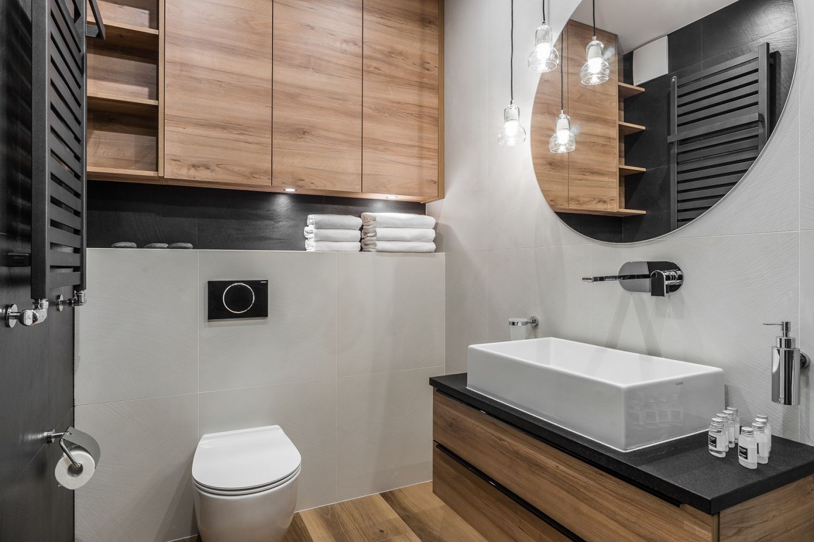 Łazienka ocieplona drewnem. Proj. Studio Projekt. Fot. Materiały prasowe Dekorian