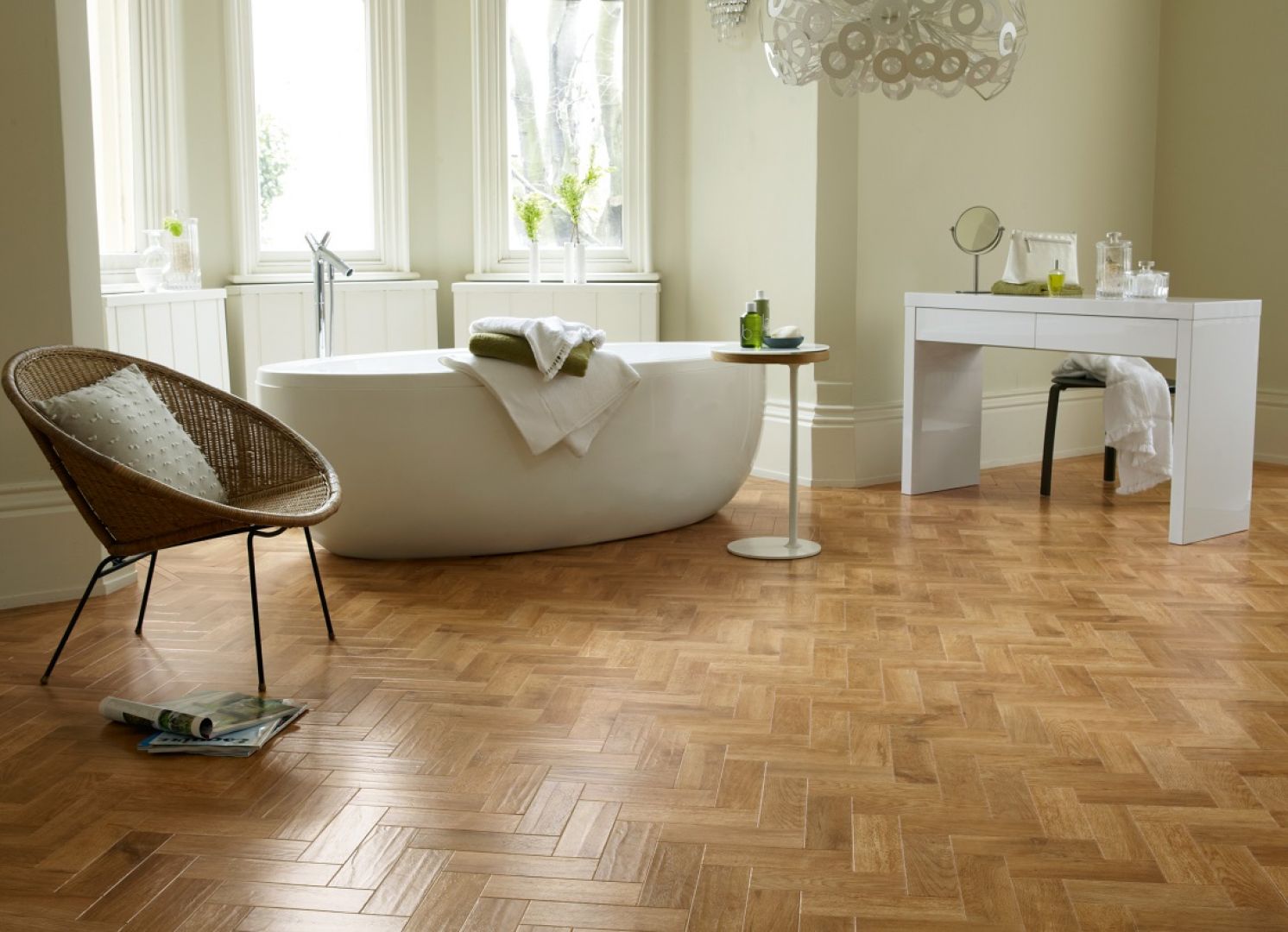Podłoga w łazience: panele winylowe marki Designflooring. Fot. Dekorian Home