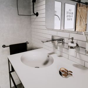 Designerska łazienka w stylu industrialnym - gotowy pomysł na aranżację. Na zdjęciu armatura z serii Algeo Square i akcesoria z kolekcji Grace. Fot. Ferro