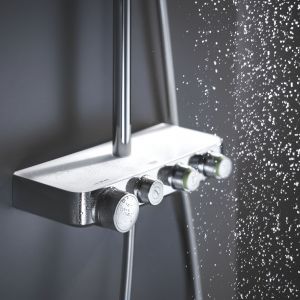 Zestaw prysznicowy Euphoria SmartControl marki Grohe z wygodną powierzchnią odkładczą na szampon czy żel pod prysznic. Fot. Grohe