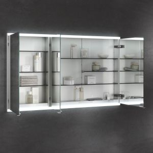 Lustrzana szafka Royal Modular 2.0. marki Keuco oferuje liczne praktyczne półki różnej wysokości, gniazdko prądowe oraz oświetlenie o różnej temperaturze światła. Fot. Keuco