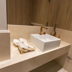Naturalny kamień w łazience: marmur Crema Marfil. Fot. Interstone