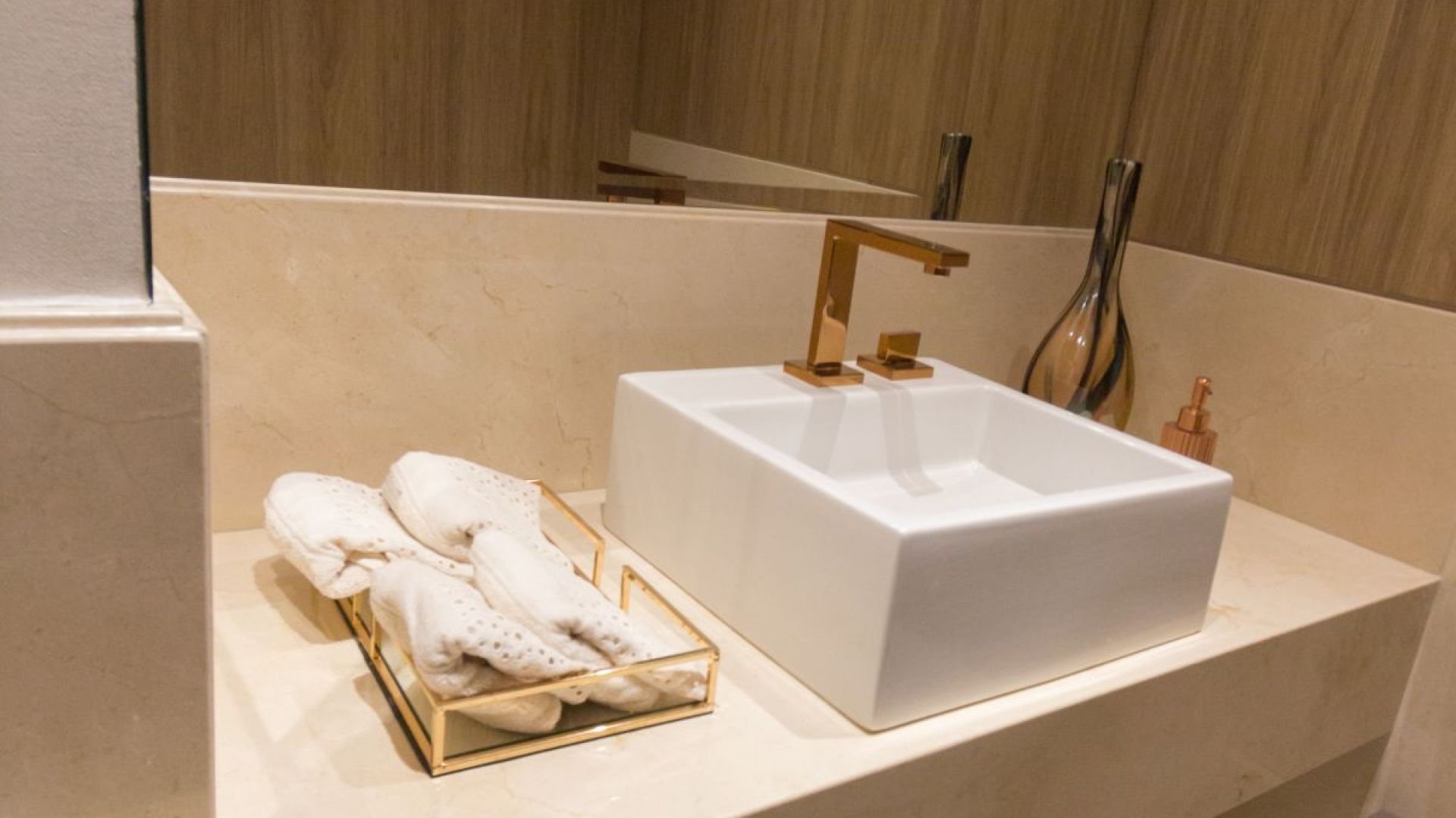 Naturalny kamień w łazience: marmur Crema Marfil. Fot. Interstone