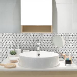 Pomysł na ścianę nad umywalką: mozaika Constellation White marki Raw Decor. Fot. Raw Decor