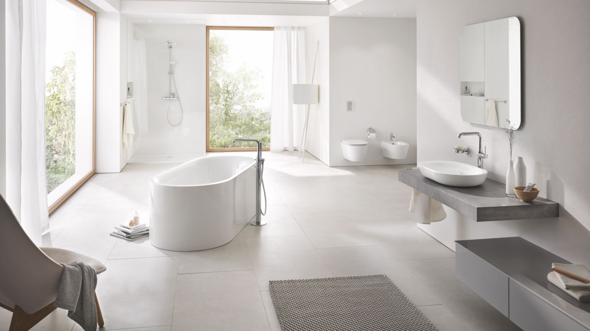 Wolnostojąca bateria wannowa Essence marki Grohe. Fot. Grohe