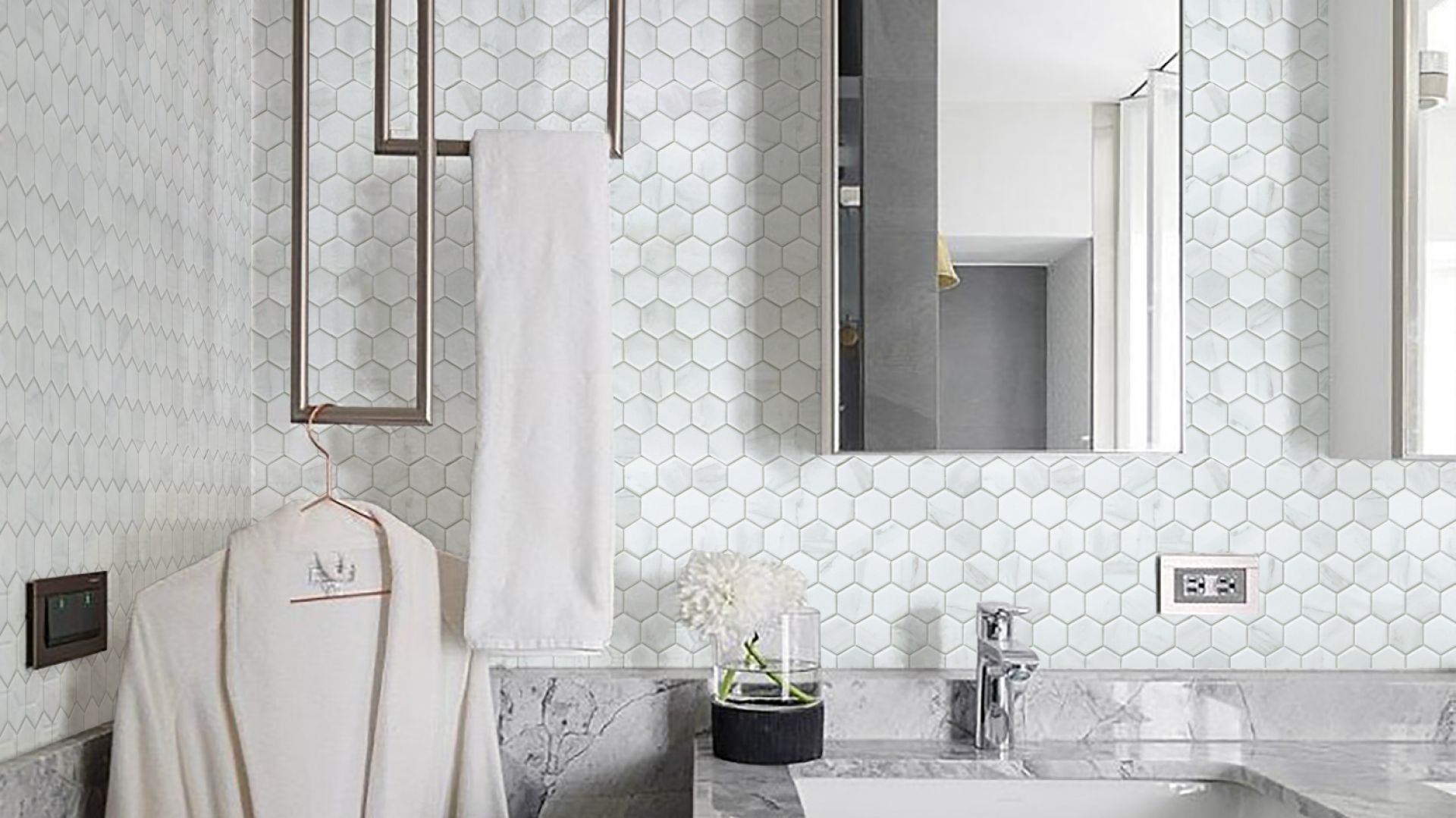 Ceramiczne mozaika jak kamień z kolekcji Marble Heksagon marki Raw Decor. Fot. Raw Decor