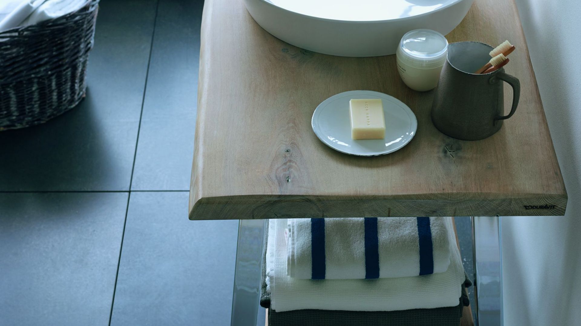 Nablatowa umywalka o okrągłym kształcie Cape Cod marki Duravit. Fot. Duravit