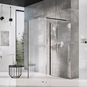 Kabina prysznicowa z czarnymi profilami Walk-In Corner Black. Fot. Ravak
