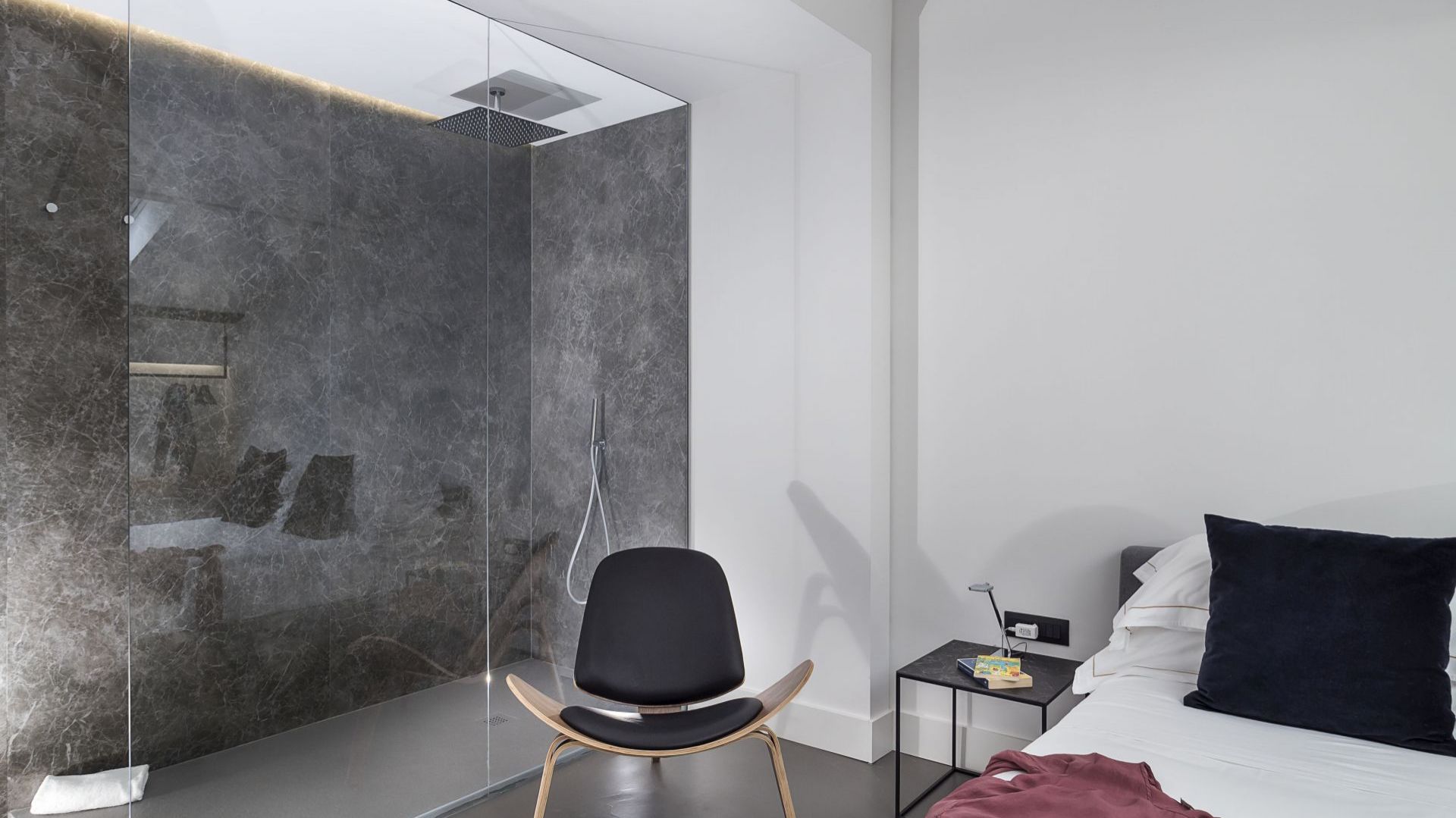 Spieki kwarcowe w łazienkach w hotelu Habitat w Katanii. Fot. Laminam