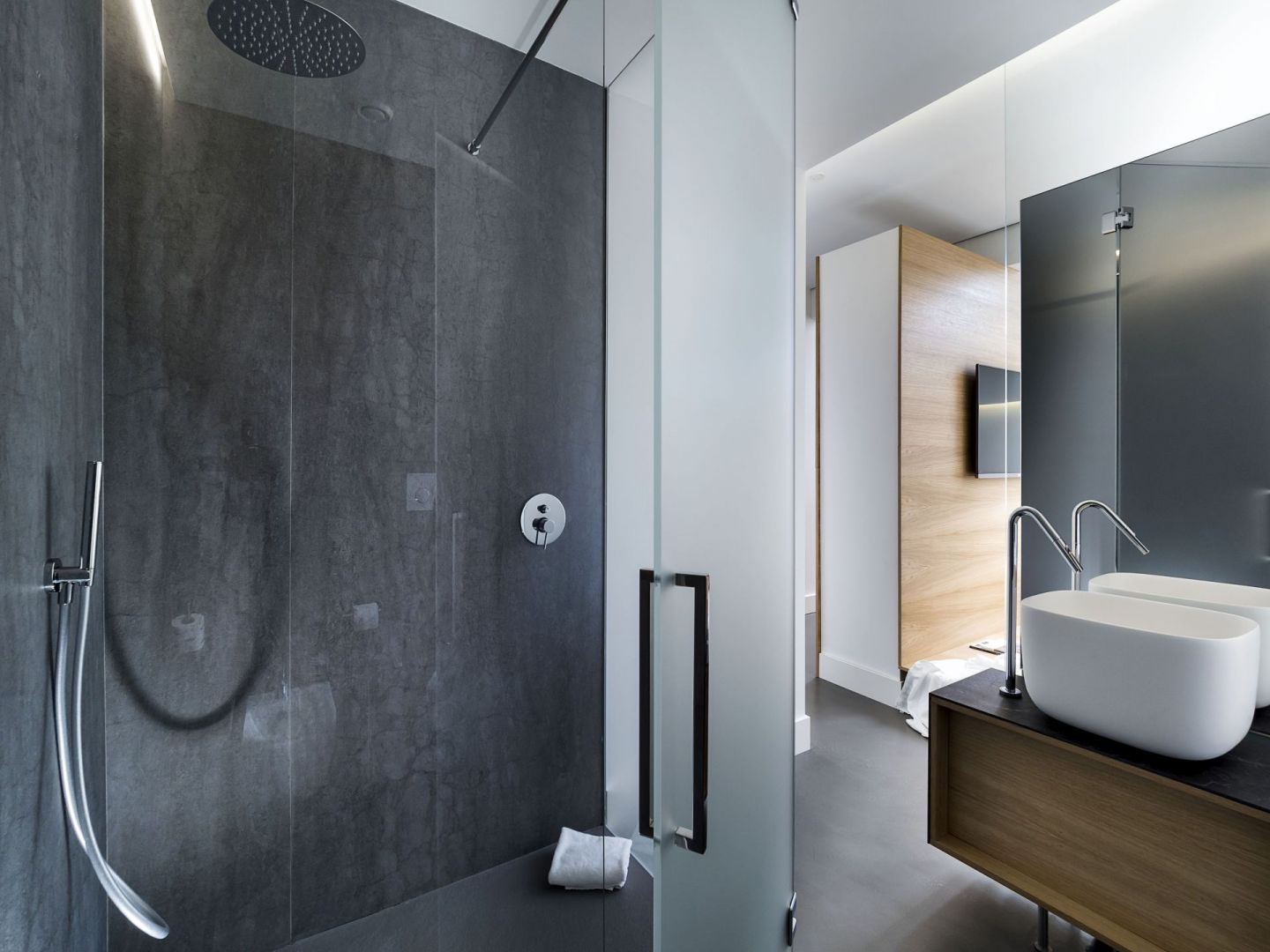 Spieki kwarcowe w łazienkach w hotelu Habitat w Katanii. Fot. Laminam