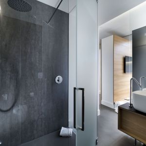 Spieki kwarcowe w łazienkach w hotelu Habitat w Katanii. Fot. Laminam