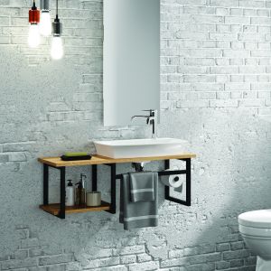 Pomysł na białą łazienkę w stylu industrialnym.  Idealnie sprawdzi się minimalistyczny komplet umywalki i podwieszanego blatu łazienkowego z wyraźnie zaakcentowanymi czarnymi łączeniami od marki Decotec. Fot. Materiały prasowe Greston