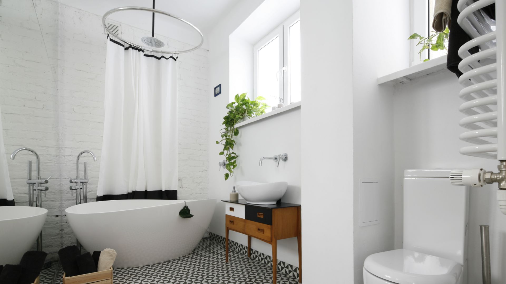 Biała łazienka: 12 projektów z polskich domów