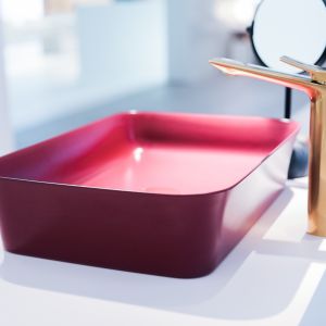 Kolorowa umywalka Ipalyss w kolorze pomegranate marki Ideal Standard. Fot. Ideal Standard