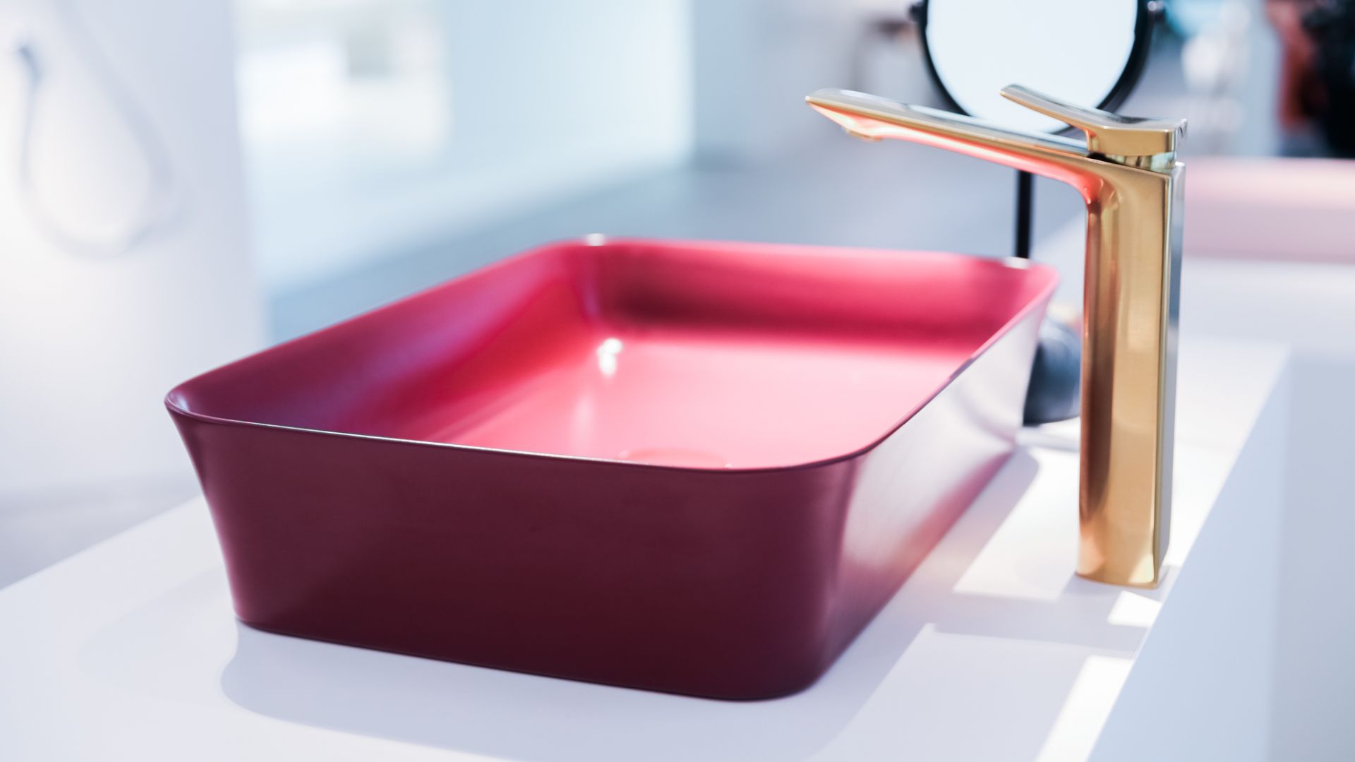 Kolor w strefie umywalki: postaw na barwną umywalkę