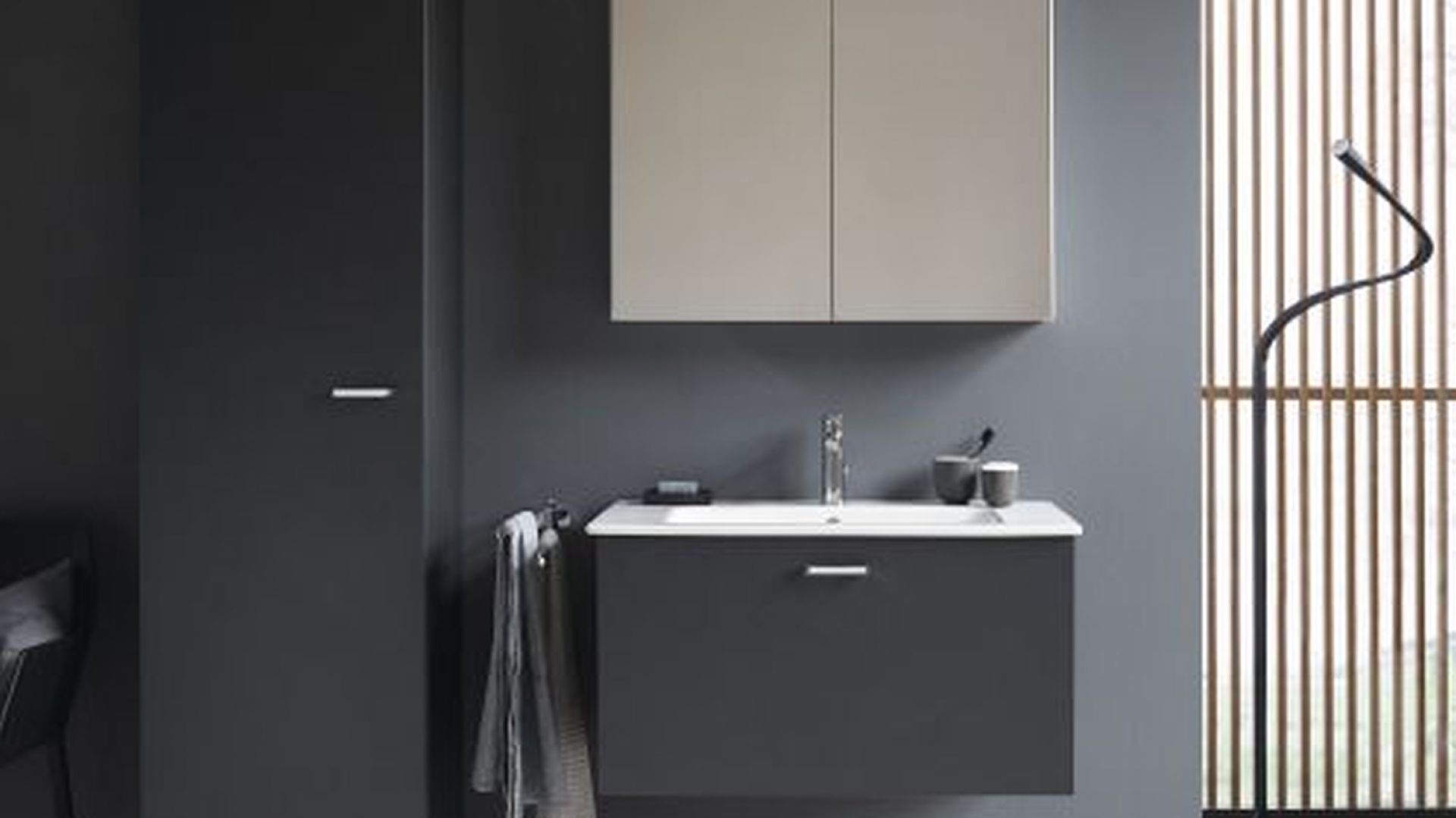 Ciemne meble łazienkowe XBase marki Duravit. Fot. Duravit