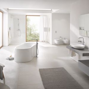 Bateria wannowa wolnostojąca z serii Essence marki Grohe. Fot. Grohe