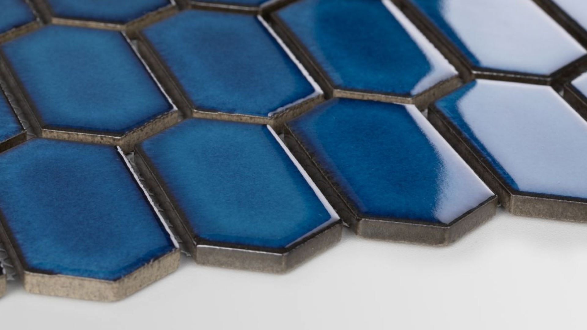 Mozaika ceramiczna Heksalong Głębia Oceanu. Fot. Raw Decor