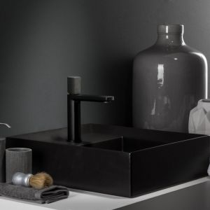 Czarna bateria umywalkowa Concrete Black z serii Haptic marki Ritmonio. Fot. Ritmonio