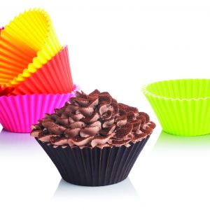 Dwanaście silikonowych foremek Bake n' joy do malutkich muffinów. Wytrzymują temperaturę od -50° do 300°C, można więc używać ich zarówno w piekarniku, jak i w zamrażarce. Można je również myć w zmywarce. 57,90 zł/komplet, Silicone Zone/Fide.