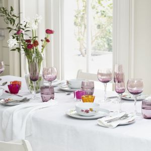 Biały serwis obiadowy z delikatnym, kwiatowym motywem stanowi znakomity zestaw z kolorowym szkłem. 199,99 zł/serwis obiadowy 199,99 zł, od 69,99 zł/szklanki, od 6,99 zł/podstawki na świeczkę, F&F Home.