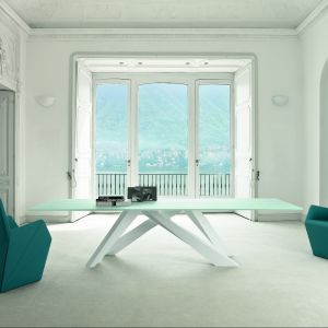 Stół Big Table zaprojektowany przez Alain Gilles dla marki Bonaldo. Występuje w dwóch wersjach konstrukcyjnych: rozkładanej i nie. Dostępny jest w różnych rozmiarach z możliwością wyboru wykończenia blatu w szkle lub drewnie. Od ok. 8.300 zł, Bonaldo/Akademia Architektury.