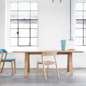 Stół Stelvio i krzesła z kolekcji Merano to nowości do firmy Ton zaprezentowane podczas targów Salone Internazionale del Mobile. Projekt: Alexa Guflera. Lekkie i funkcjonalne. Wykonane z litego drewna. Meble dostępne są już w ofercie producenta.