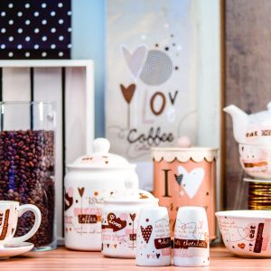 Kolekcja Coffelove została stworzona z myślą o wszystkich miłośnikach kawy. Efektowne kształty, piękne barwy i delikatny wzór. Fot. Home&You.