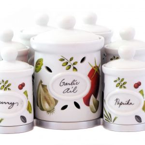 Pojemniki ceramiczne od marki MSC do przechowywania ziół i przypraw. Praktyczne napisy ułatwiają dostęp do ulubionych smaków. Fot. MSC.