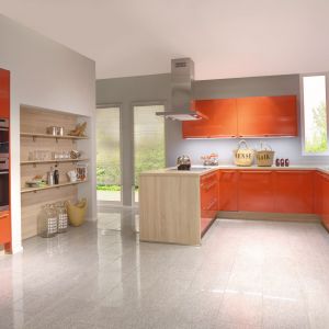Kuchnia Gloss marki Nobilia, której lakierowane na wysoki połysk fronty dostępne są w energetycznym kolorze pomarańczy. Fot. Nobilia.
