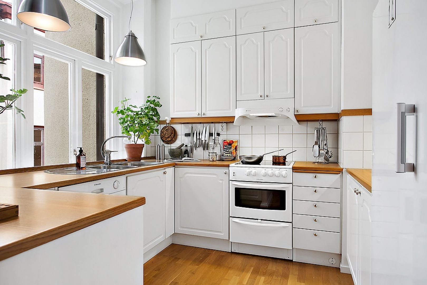 Kuchnia w typowym skandynawskim stylu
jest prosta, oszczędna w formie i przede wszystkim
biała. Fot. Alvhem Makleri.