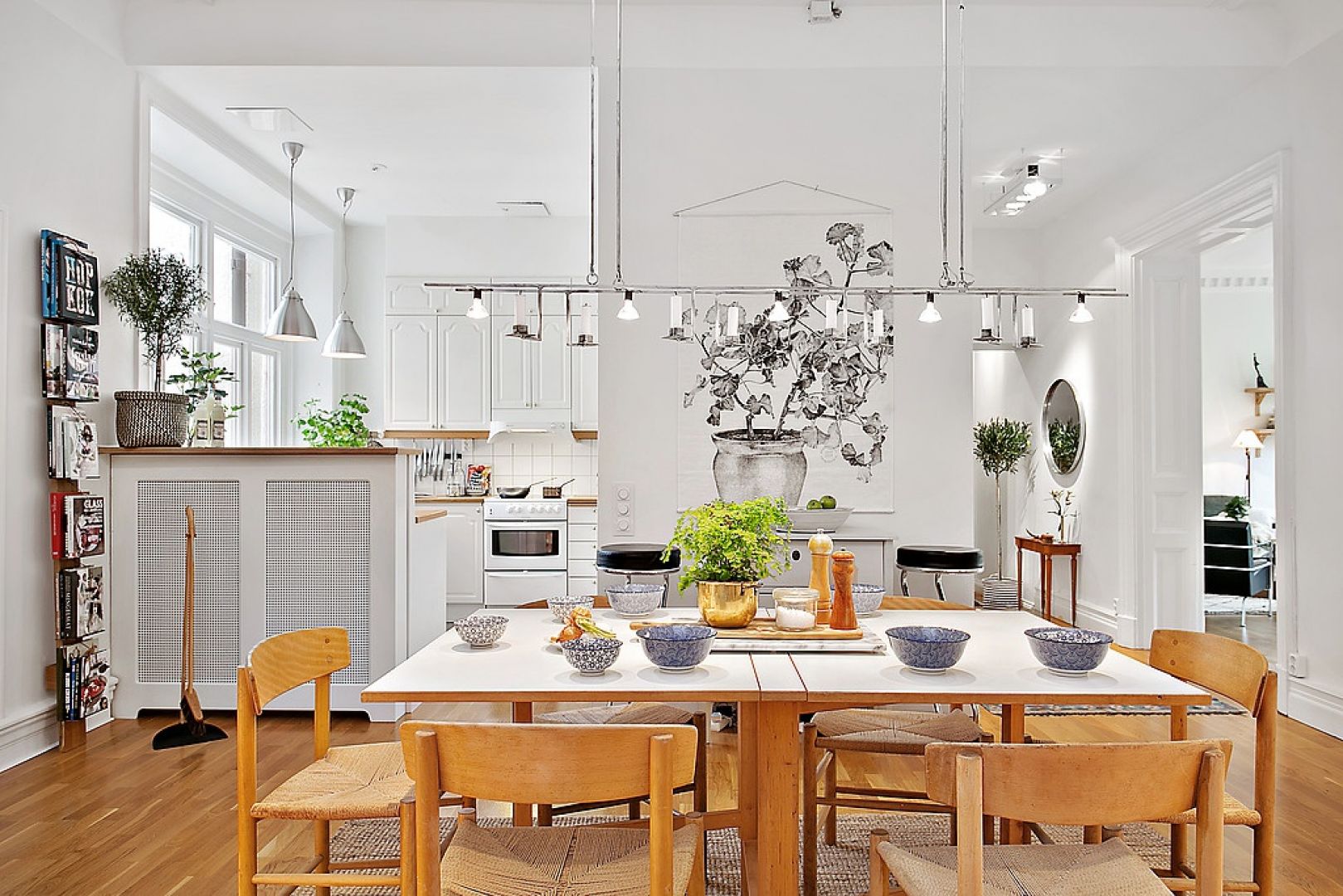 Inspirowane skandynawskim stylem wnętrze przyciąga elegancką prostotą. Przestronną jadalnię od kuchni oddziela stylowy barek. Fot.
Alvhem Makleri.