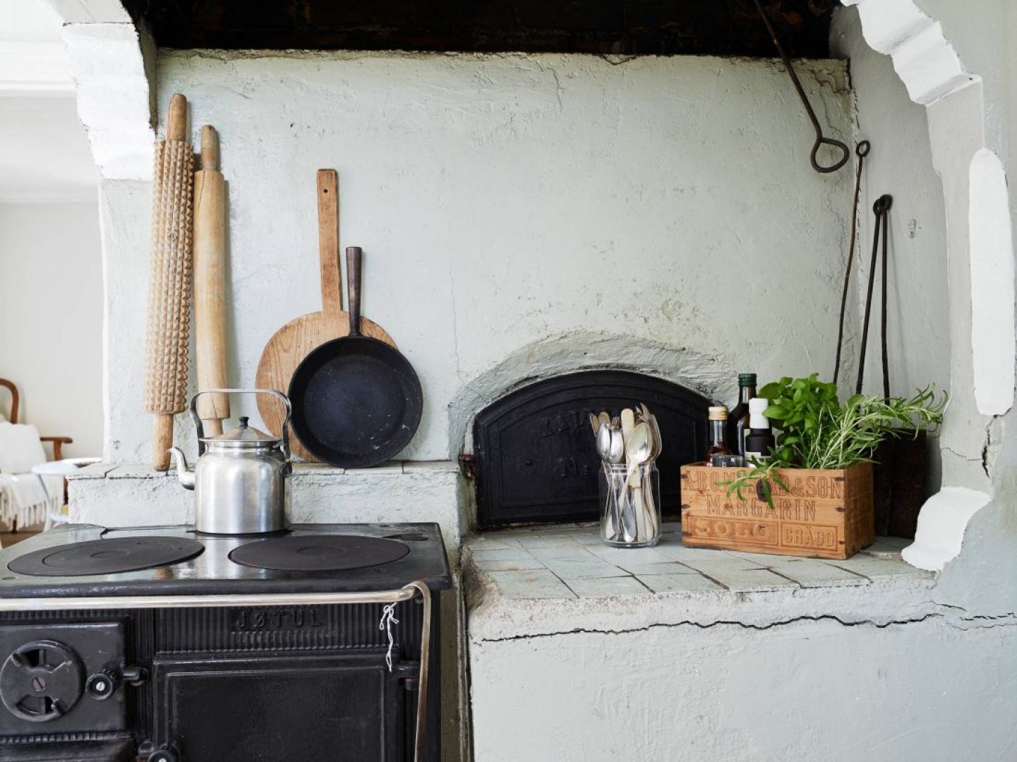 W kuchni znajduje się tradycyjny piec na drewno, pochodzący z 1914 roku. Dzięki jego obecności, wnętrze nabiera rustykalnego charakteru. Fot. Stadshem.