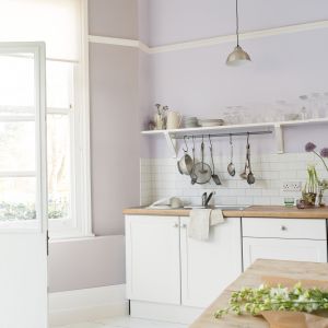 Stonowane pastelowe fiolety podkreślą sielski charakter aranżowanej przestrzeni.Kuchni dodadzą lekkości i świeżości. Fot. Dulux.