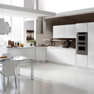 Elegancka czysta biel zabudowy kuchennej z kolekcji Life marki Stosa Cucine podkreśla elegancki charakter kuchni. Fot. Stosa Cucina.