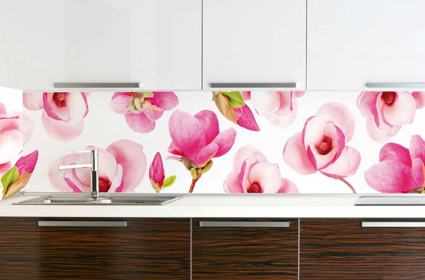 Fototapeta z zakwitającymi magnoliami stanie się niepowtarzalną ozdobą ściany nad blatem. Fot. Art of wall.
